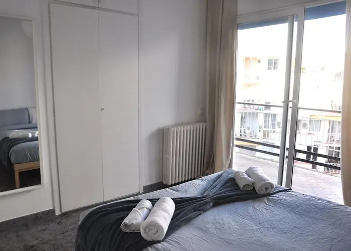 Santa Barbara, In Downtown Apartment