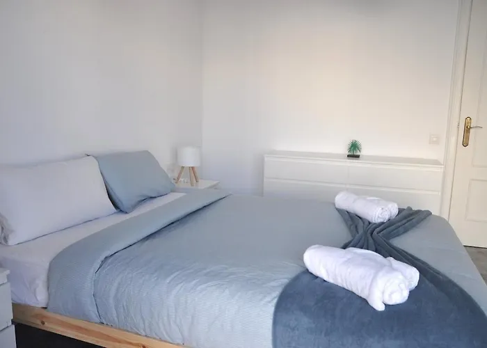 Santa Barbara, In Downtown Apartment