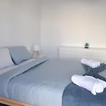 Santa Barbara, In Downtown Apartment